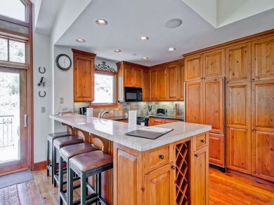 Walk to LIft Ski Condo with Four Bedrooms & Sleeps 8 Guest